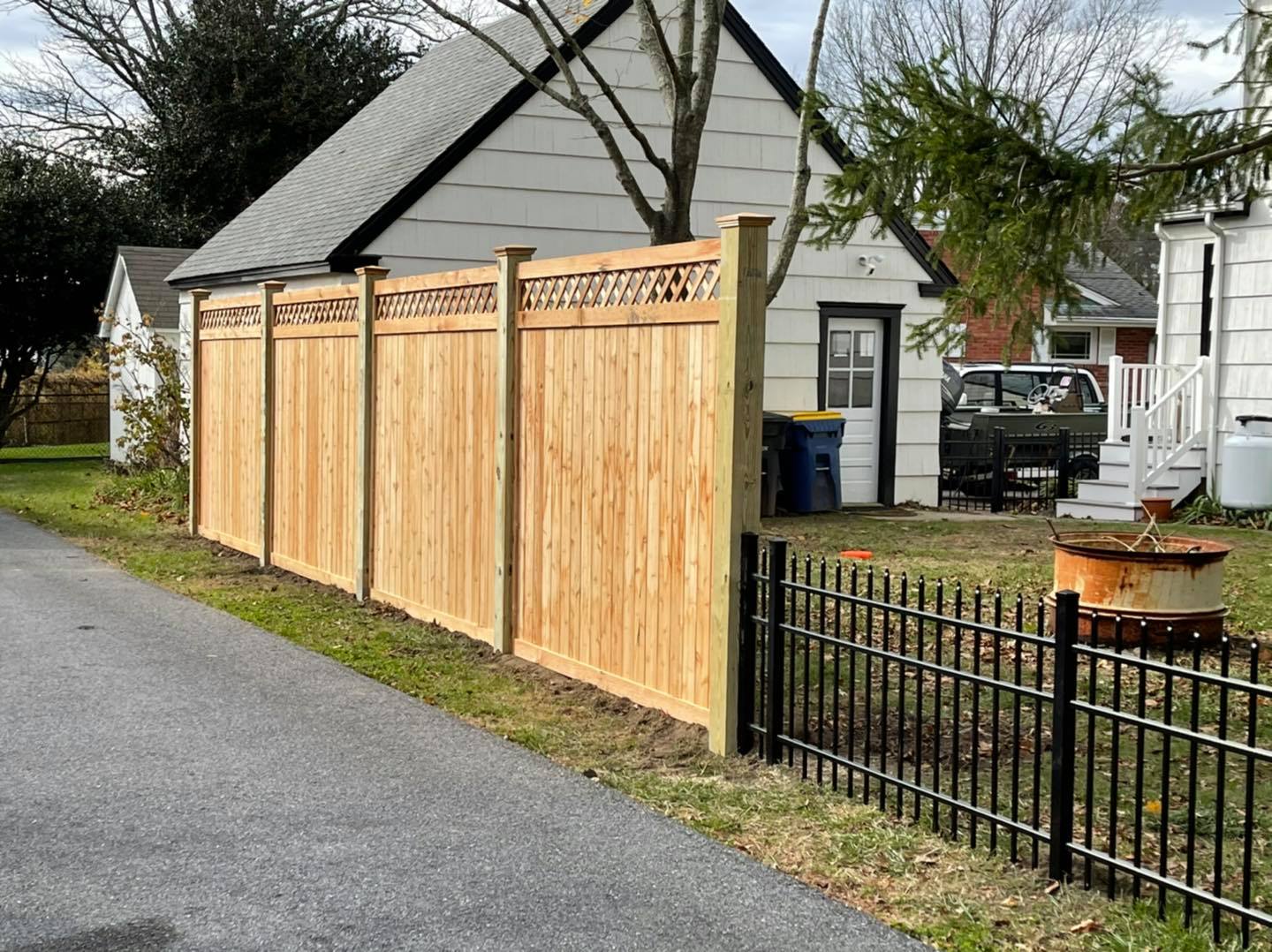 Lewes%C%DE% %%Western%Red%Cedar%lattice%top%privacy%fence%and%metal%fence