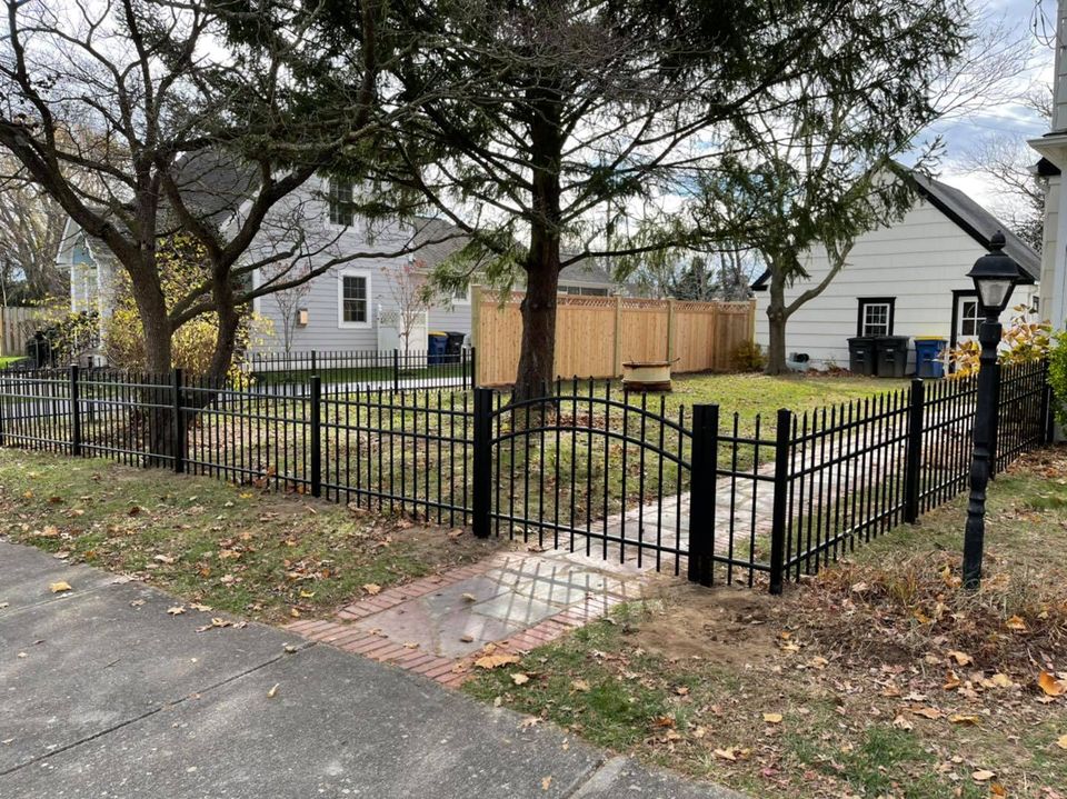 Lewes%C%DE% %%E%%D%Black%aluminum%fence%with%Western%Red%Cedar%lattice%top%privacy%fence%with%%arched%gate
