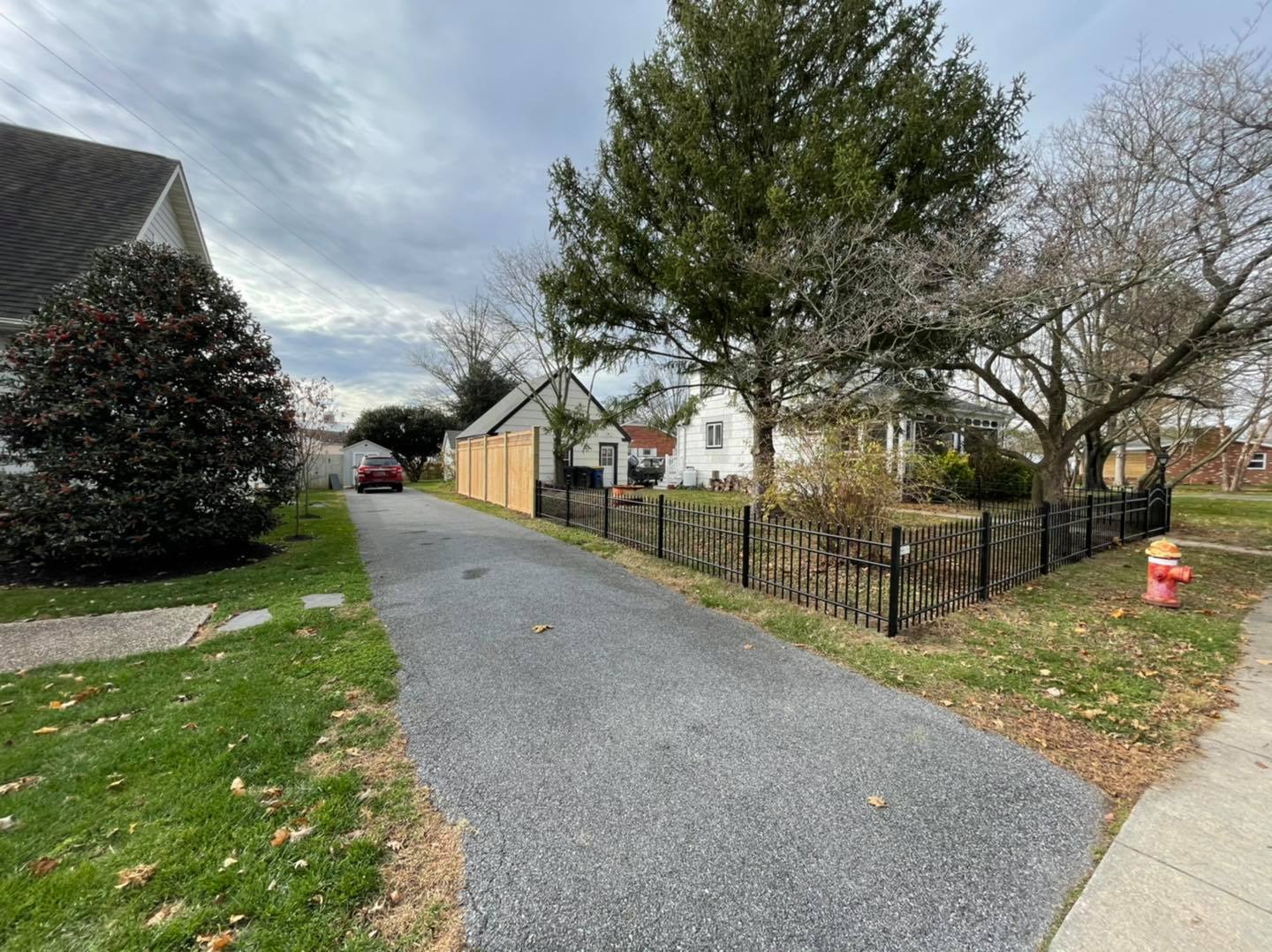 Lewes%C%DE% %%E%%D%Black%aluminum%fence%with%Western%Red%Cedar%lattice%top%privacy%fence