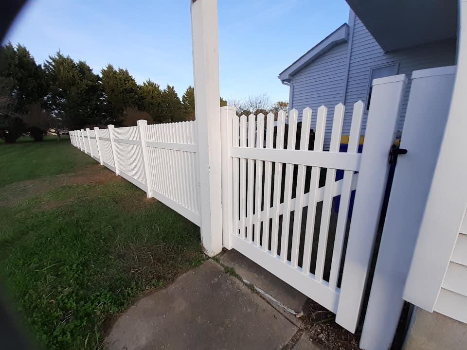 Rehoboth%Beach%C%DE%%E%%D%Bayside%Straight%vinyl%white%picket%fence%%%gate