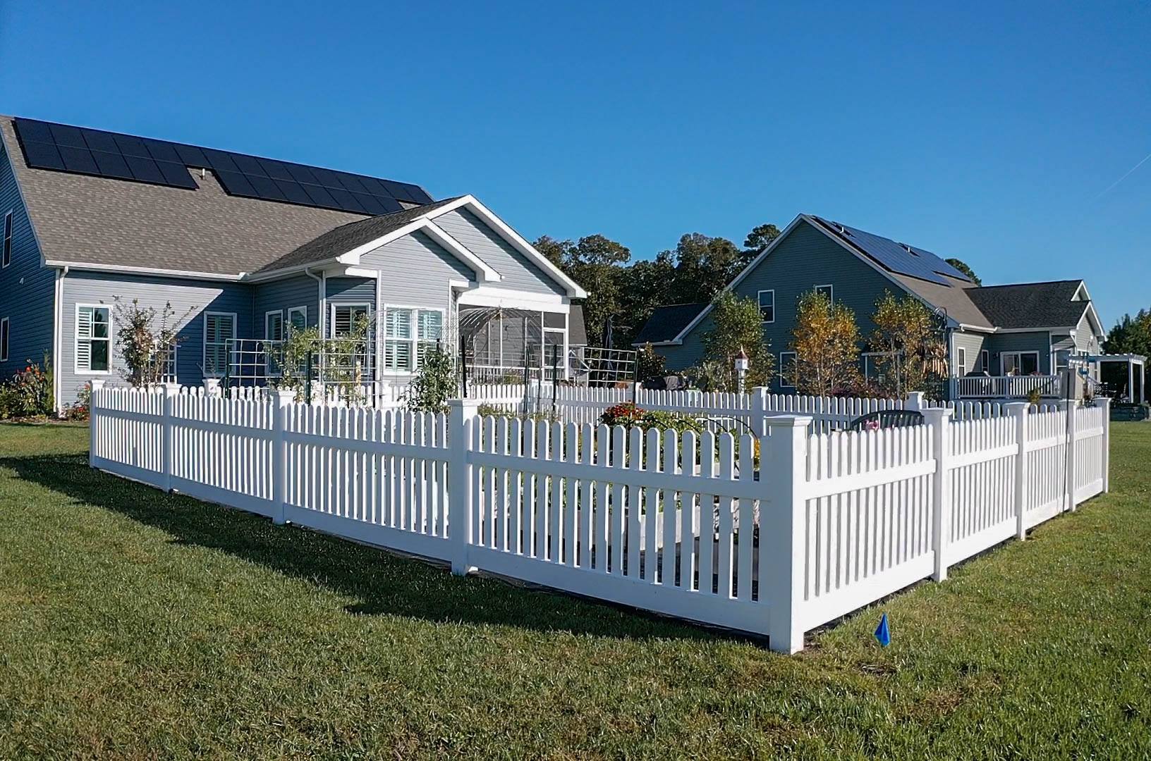 fenced%in%garden%white%picket%fence%vinyl